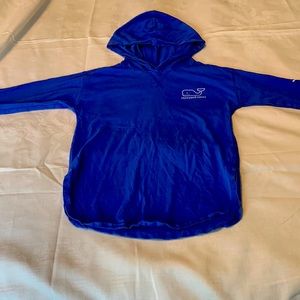 Vineyard Vines Blue hooded shirt has VV logo. Size 7/8